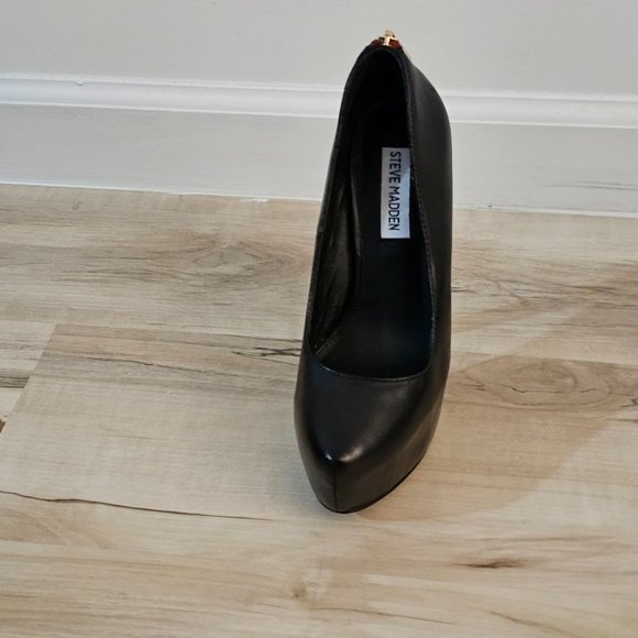 Steve Madden Platform heel with zipper in back - Picture 3 of 4